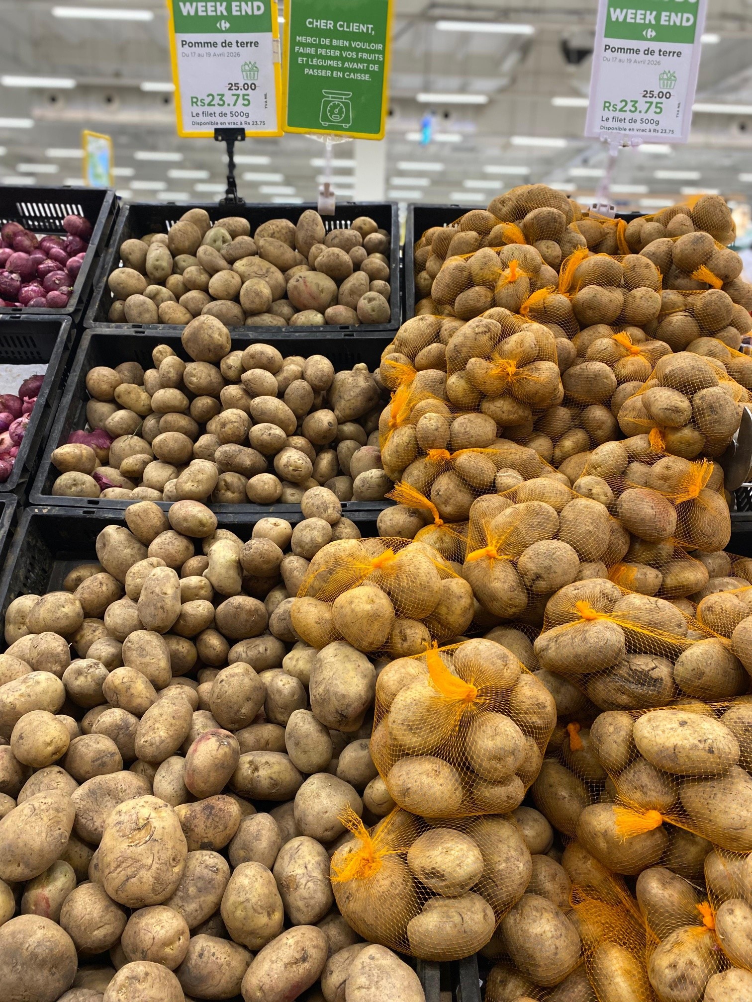 May be an image of fruit, longan, puffball mushroom and text that says "WEER WEEKEND END Pomme terre CHER CLIENT, MERCI MERCID EBIENVO COLOIR DULOIR FAIRE ESERU FESERVO OUNEE FRUTS LEGUMES AMANTNTS WANTDE PASSEREN ASSERENCAISSE CAISSE 25.00 Rs23.75 Rs2...