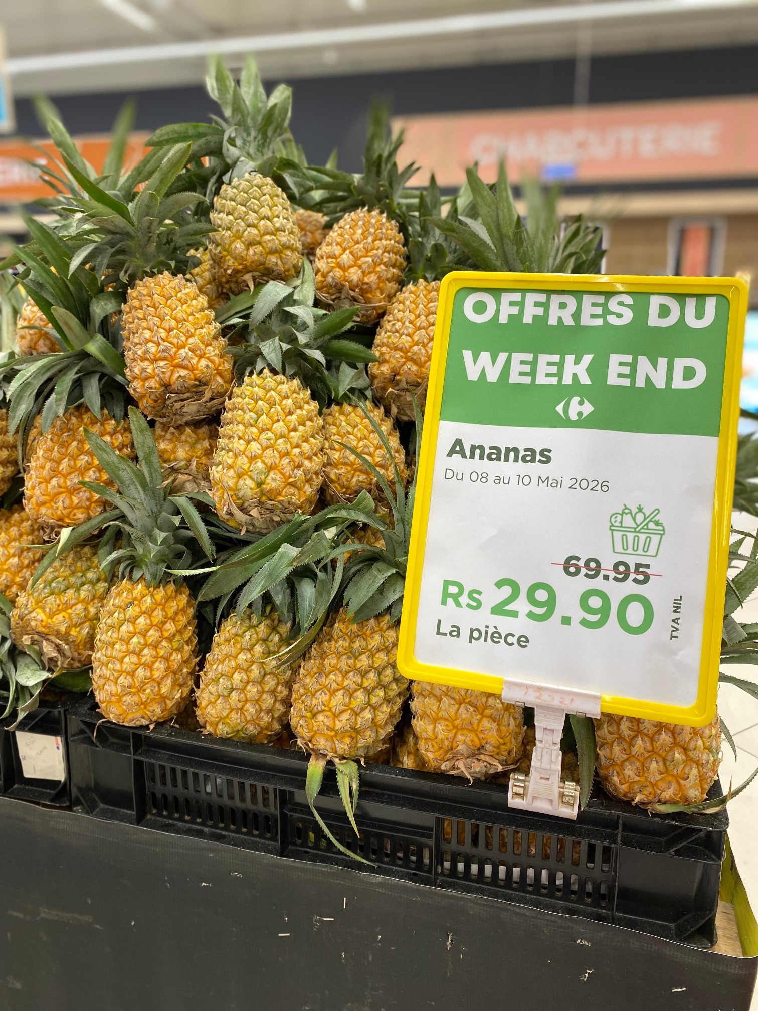 May be an image of fruit and text that says "CHARCUTERE OFFRES DU WEEK END Ananas Du 08 Du08au10Mai2026 au L 70 Mai 2026 000 69.95 Rs 一 La pièce 29.90 TVA TVAN NIL !!bIUu"