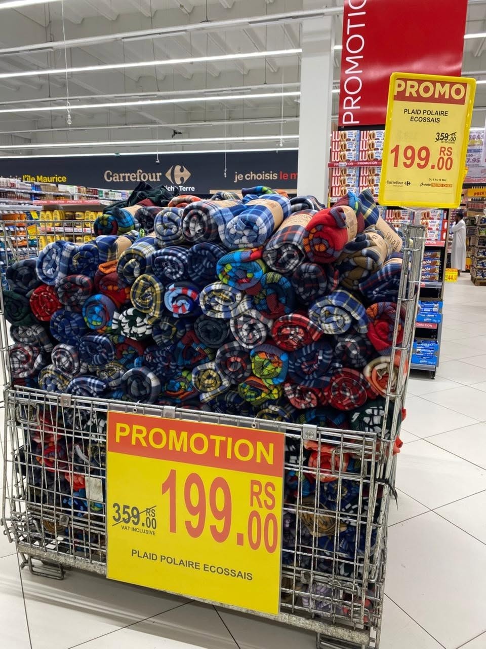 May be an image of text that says "Maurice PROMO PLAIDPOLAIRE PLAID POLAIRE ECOSSAIS Carrefour ich Terre je choisis jechoisis en MA อลิลส 田.品記 359.08 199.80 ብመች Cmdet. RIECN mL PROMOTION RS VAT INCLUSIVE ！ 359.08 199.8 .00 PLAID...